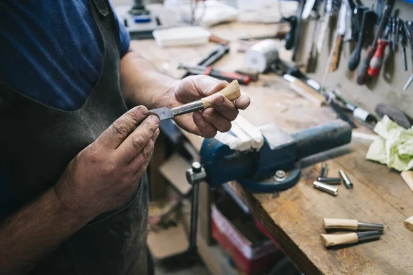 Craftsman Making Knives His Workshop — Stockfoto