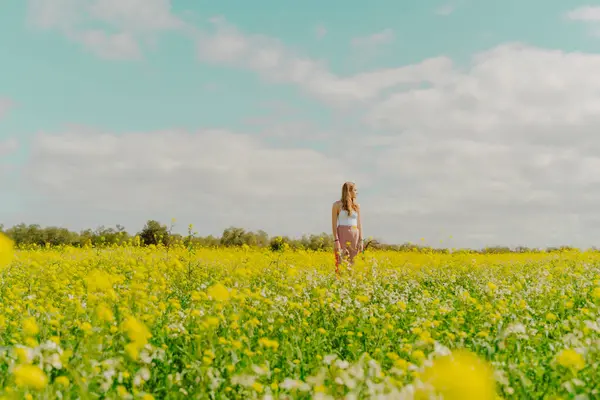 Junge Frau Steht Frühling Auf Einer Blumenwiese — Stockfoto