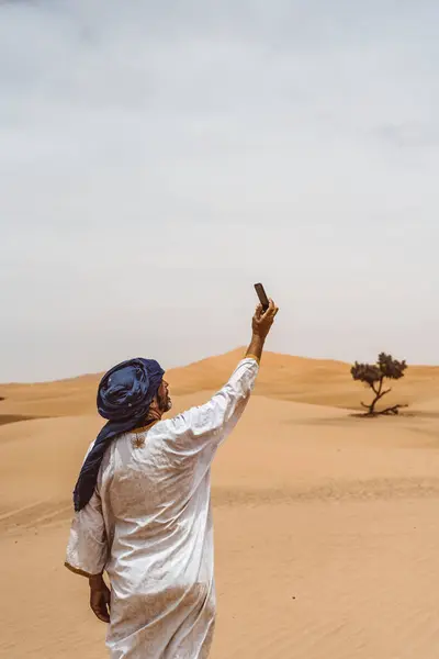 Muž Bere Smartphone Selfie Poušti — Stock fotografie