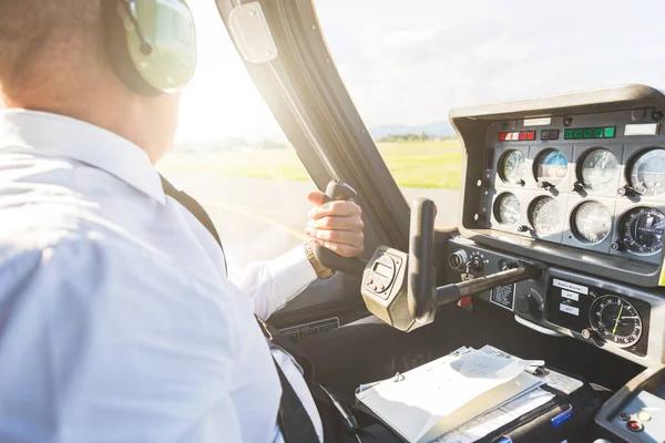 Piloto Voando Avião Esportivo Usando Roda Controle — Fotografia de Stock