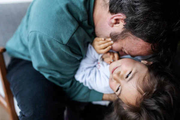 Vader Spelen Met Zijn Dochtertje Thuis — Stockfoto