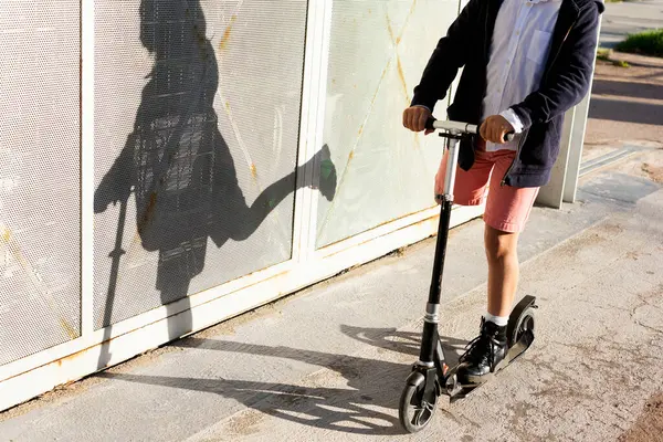 도시에서 자전거타는 소년의 — 스톡 사진