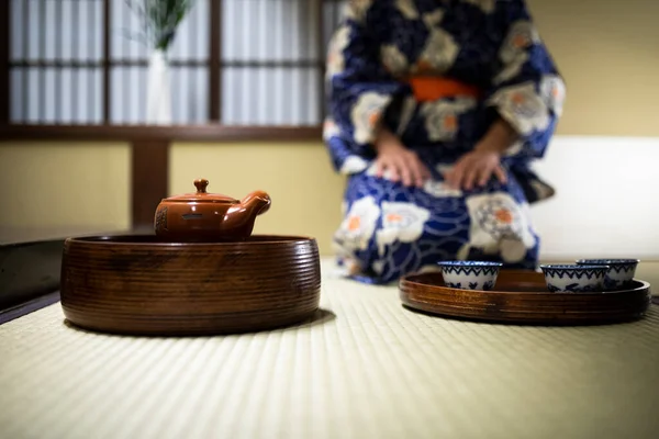 Japonia Czajnik Filiżanki Herbaty Leżące Matie Tatami Japońskim Ryokanie — Zdjęcie stockowe