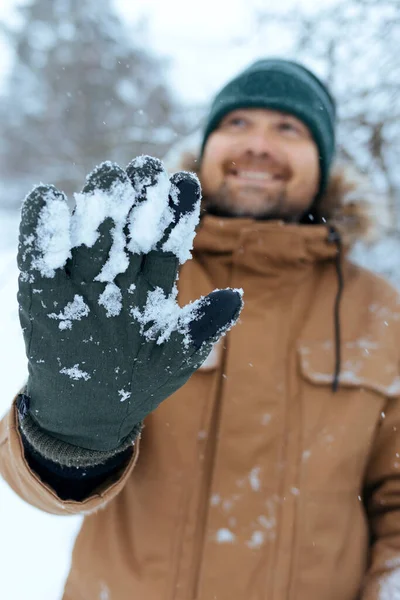 Человек Показывает Зеленую Перчатку Снегом Крупным Планом — стоковое фото