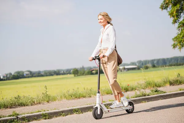 Glad Affärskvinna Pendla Elektrisk Push Scooter Solig Dag — Stockfoto