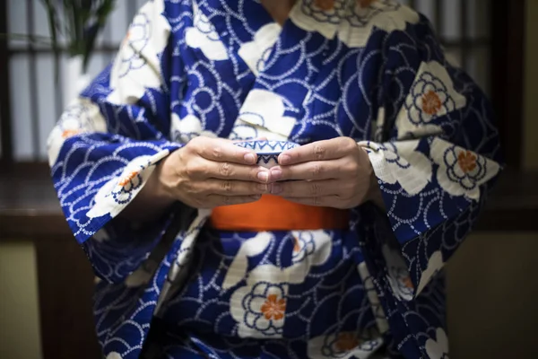 Япония Средняя Секция Женщины Традиционном Кимоно Чашкой Чая — стоковое фото