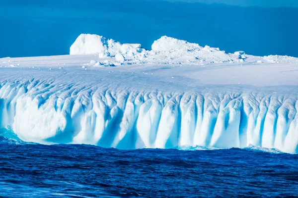 Айсберг Плавает Архипелаге Южных Оркнейских Островов — стоковое фото
