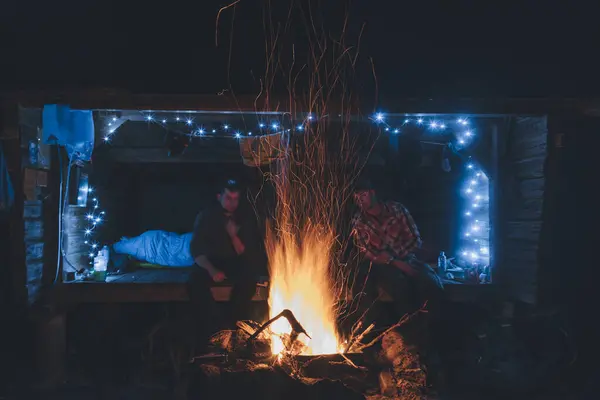 Friends Sitting Campfire Staying Outdoors — Stock Photo, Image