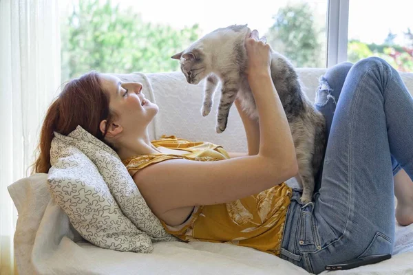 Junge Frau Liegt Hause Auf Dem Sofa Und Hält Ihre — Stockfoto