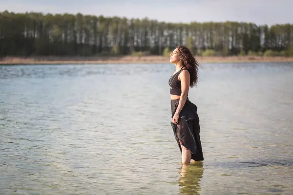 Ung Kvinna Stående Sjön Njuter Solljus Brandenburg Tyskland — Stockfoto