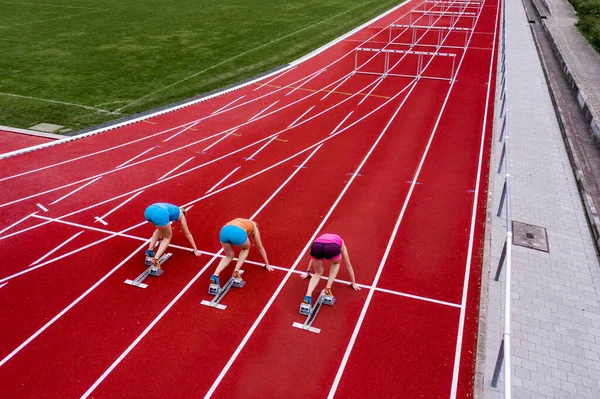 Germany Baden Wurttemberg Winterbach Rear View Three Female Hurdlers Right — Stock Photo, Image