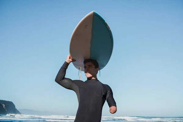 Handicapped Surfer Carrying His Surfboard Head — Stock Photo, Image