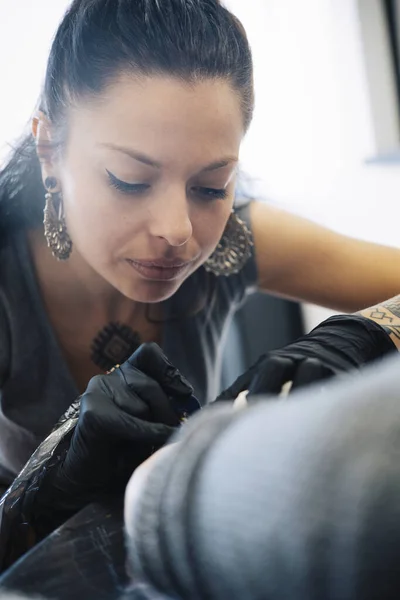 Kobiecy Tatuaż Tatuażem Ramieniu Kobiety — Zdjęcie stockowe