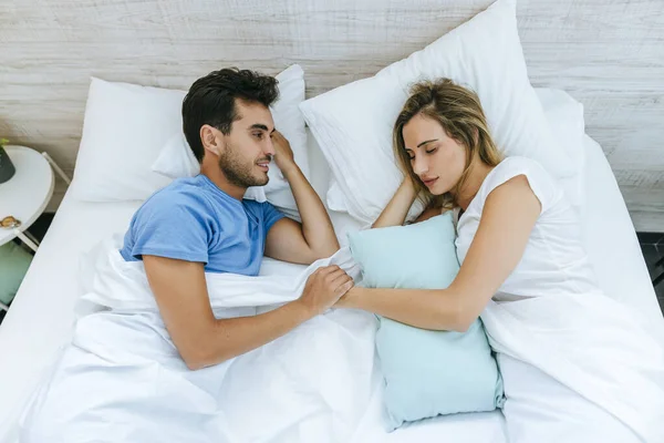 Glimlachende Man Kijkt Naar Partner Slapen Bed Thuis — Stockfoto