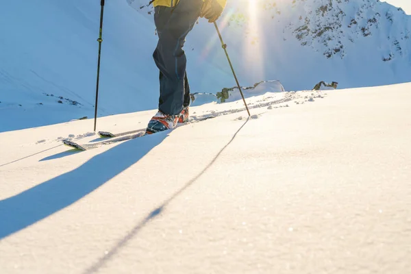 Gros Plan Sur Les Jambes Homme Lors Une Randonnée Ski — Photo