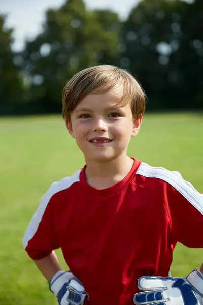 Portret Szczęśliwego Chłopca Mundurze Piłkarskim Stojącego Boisku — Zdjęcie stockowe