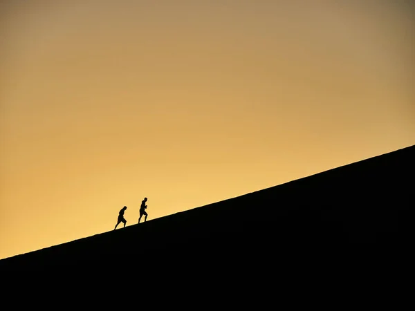 Les Gens Marchant Sur Dune Lever Soleil Sossusvlei Namibie — Photo