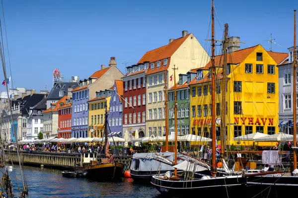 Danmark Köpenhamn Båtar Förtöjda Längs Nyhavn Kanalen Med Färgglada Radhus — Stockfoto