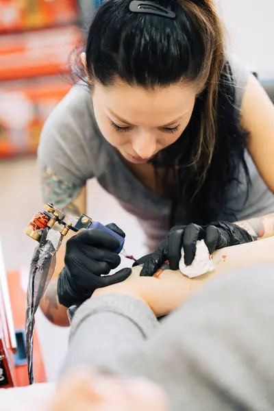 Female Tattooist Tattooing Woman Arm — Stock Photo, Image