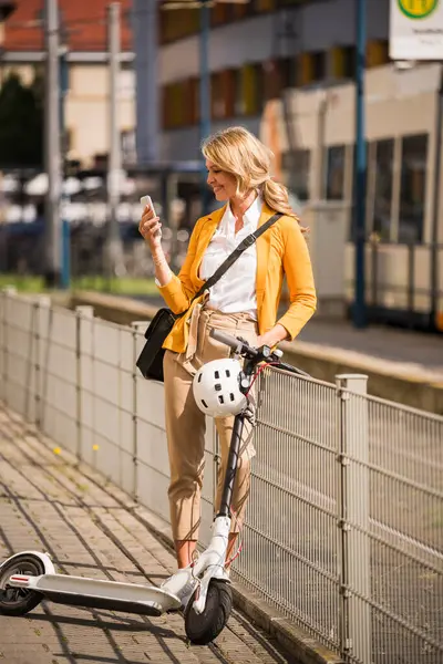 Zakenvrouw Met Behulp Van Smart Phone Terwijl Staan Met Push — Stockfoto