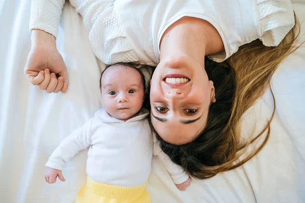 Mãe Bebê Deitados Cama Olhando Para Câmera — Fotografia de Stock