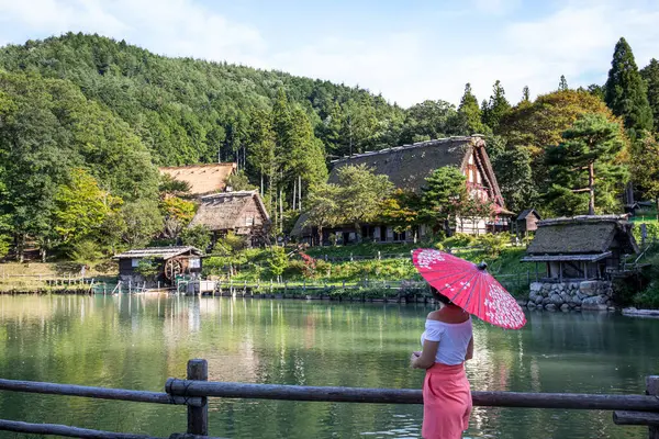 Japan Takayama Jonge Vrouw Bewondert Historische Hida Folk Village — Stockfoto