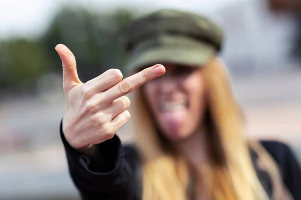 怒っている若い女性は指を与えます クローズアップ — ストック写真