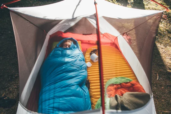 Junge Frau Schläft Schlafsack Zelt — Stockfoto