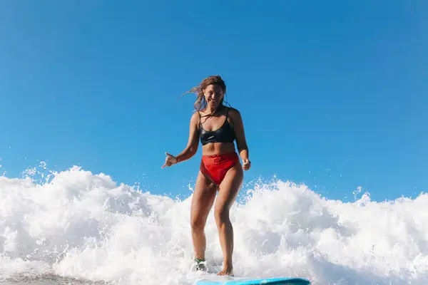 Mujer Surfista Bali Indonesia — Foto de Stock