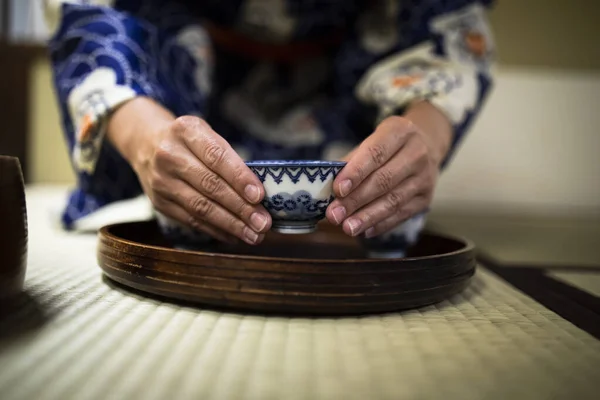 Japonia Ręce Kobiety Trzymając Filiżankę Herbaty Podczas Ceremonii Herbaty — Zdjęcie stockowe