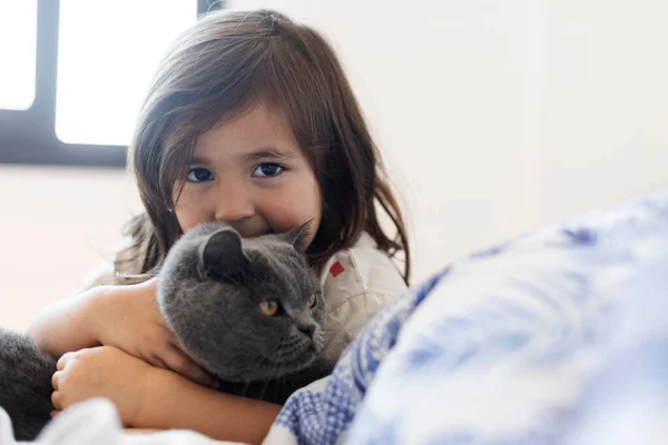 Porträt Eines Kleinen Mädchens Das Graue Katze Auf Dem Bett — Stockfoto