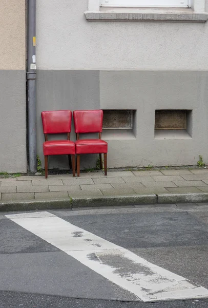 Deux Vieilles Chaises Rouges Côte Côte Sur Trottoir — Photo