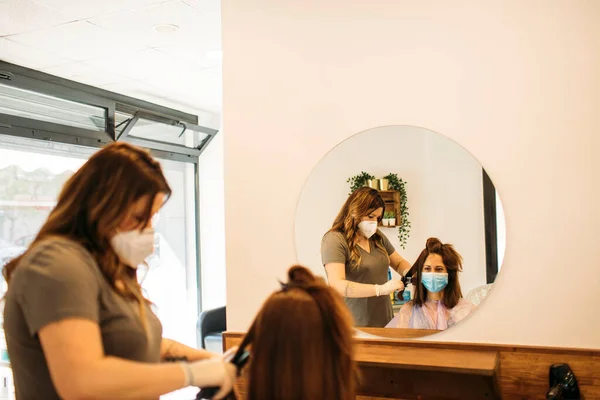 Female Hairdresser Mask Using Straightening Machine — Stock Photo, Image