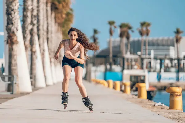 Jonge Vrouw Inline Schaatsen Promenade Aan Kust — Stockfoto