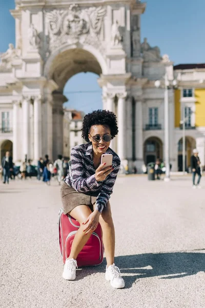 Femme Prenant Selfie Avec Téléphone Intelligent Tout Asseyant Contre Praco — Photo