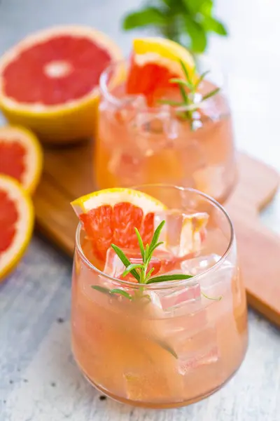 Gläser Mit Frischem Grapefruitsaft Und Grapefruits — Stockfoto