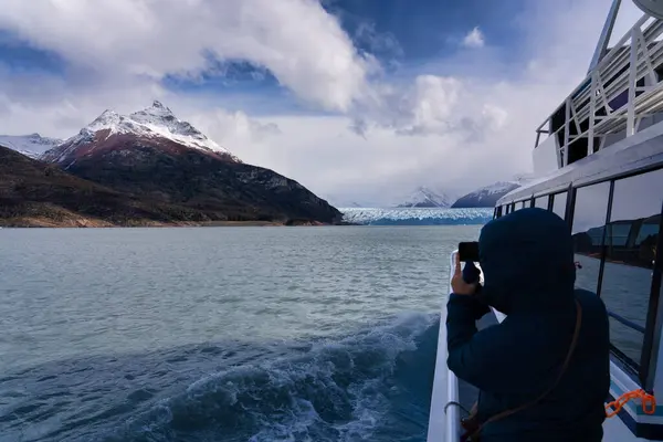 Turista Tomando Fotos Del Glaciar Perito Moreno Desde Barco Calafate — Foto de Stock