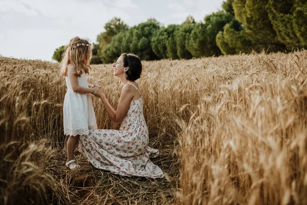 Mor Och Dotter Delar Goda Stunder Vetefält — Stockfoto