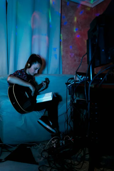 Músico Femenino Leyendo Libro Mientras Toca Guitarra Sofá Estudio Grabación — Foto de Stock