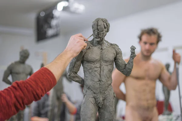 背景に彫刻 ヌードモデルを作る学生 — ストック写真