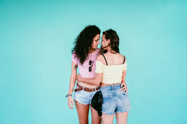 Romantické Lesbičky Pár Objímající Zatímco Stojí Proti Modré Zdi Městě — Stock fotografie