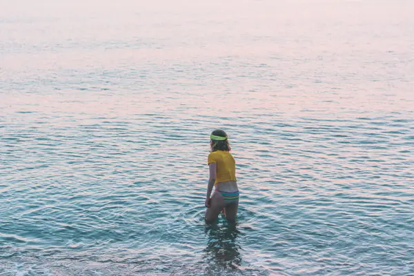 Visão Traseira Menina Adolescente Desfrutando Mar Durante Nascer Sol — Fotografia de Stock