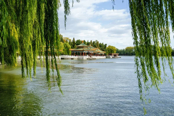 Vista Panoramica Del Lago Templi Contro Cielo Nel Parco Beihai — Foto Stock