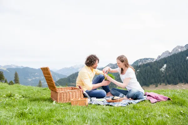 Mittleres Erwachsenes Paar Genießt Picknick Gras Bei Klarem Himmel — Stockfoto