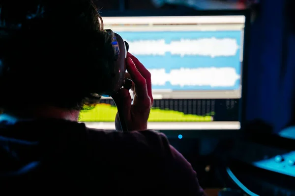 Hombre Sosteniendo Auriculares Mientras Usa Computadora Estudio Grabación Casa — Foto de Stock