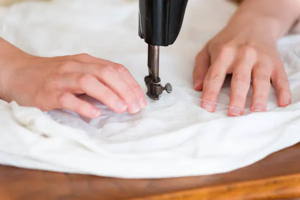 Mãos Mulher Usando Máquina Costura Velha Close — Fotografia de Stock