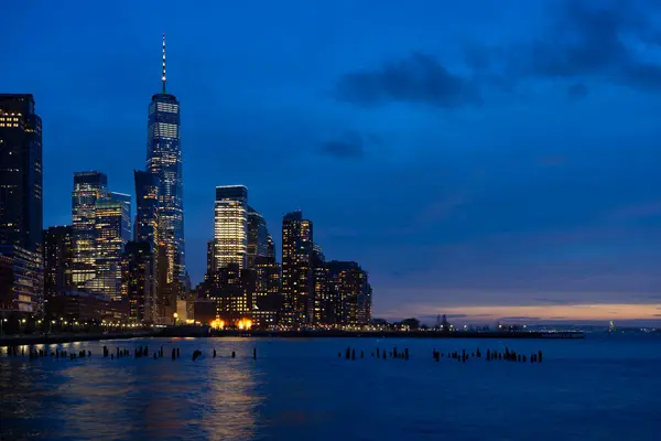 纽约市 哈德逊河 背景明亮的曼哈顿天际线 — 图库照片
