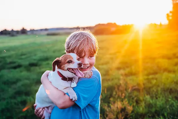 Ragazzo Allegro Che Porta Cane Piedi Sul Campo Durante Giornata — Foto Stock