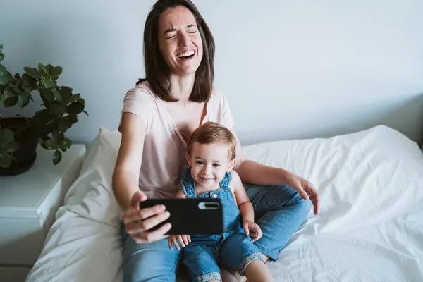 Matka Dziewczynka Robią Sobie Selfie Smartfonem Domu — Zdjęcie stockowe