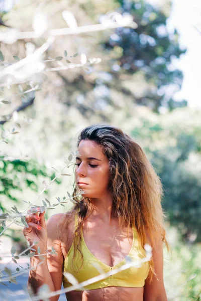 Gros Plan Une Jeune Femme Regardant Une Plante Debout Dans — Photo